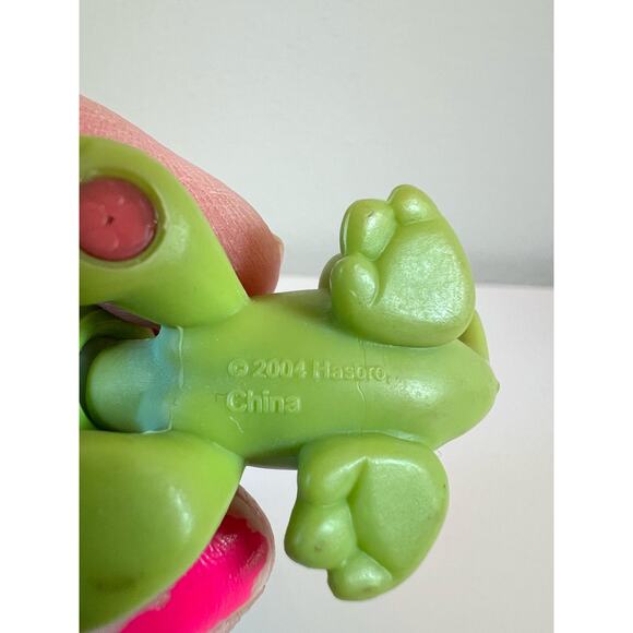 Littlest Pet Shop LPS  #29 Lizard Iguana Green Blue Brown Dot Eyes Pink Magnet - Picture 2 of 6